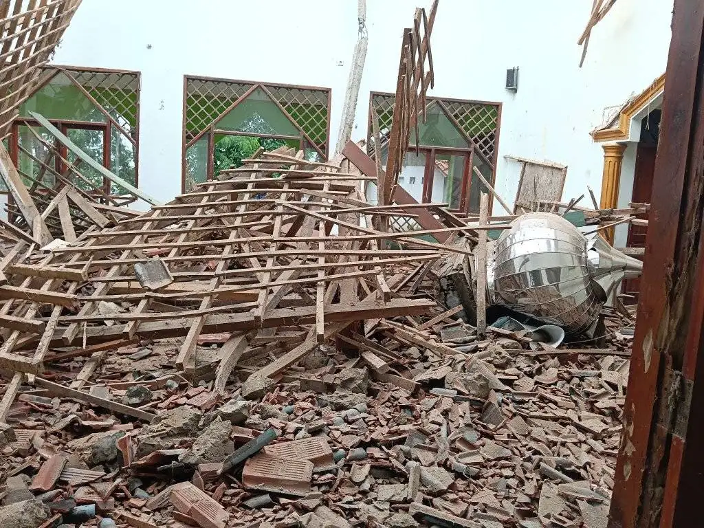 Reruntuhan atap masjid