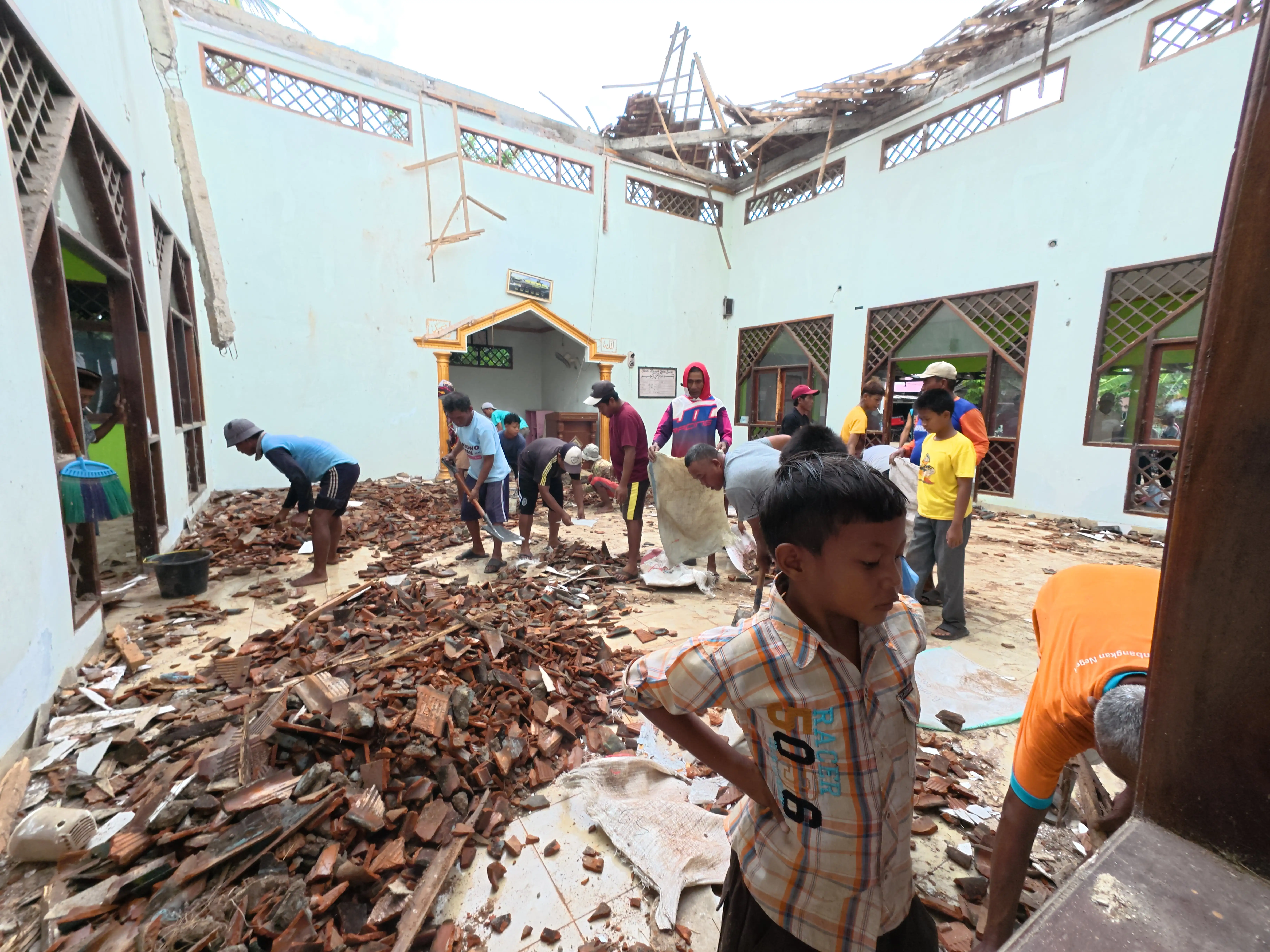 Puing-puing berserakan