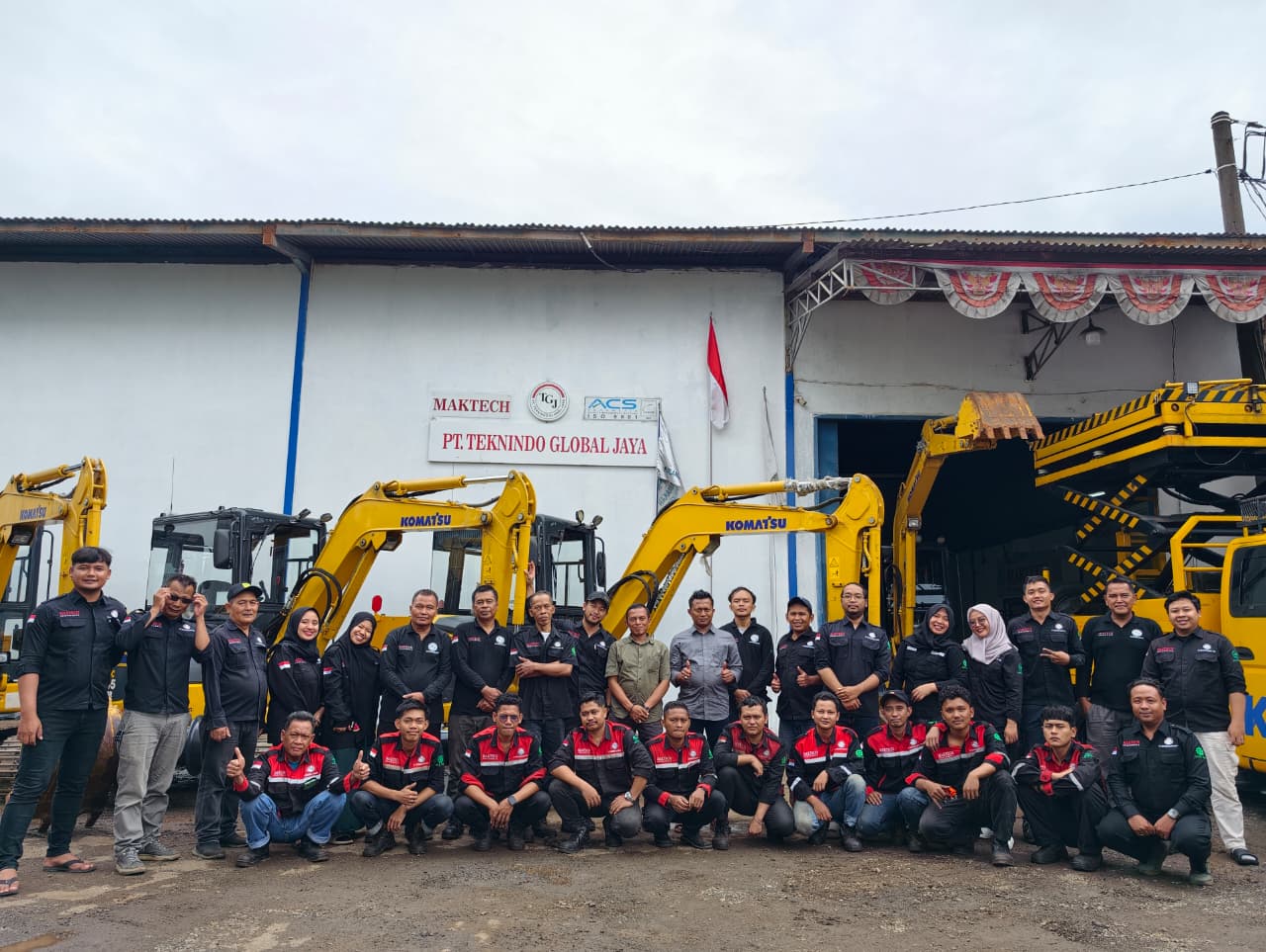 Penyerahan Uang Tunai - Nanang Kosim Perwakilan Donatur dari Bekasi